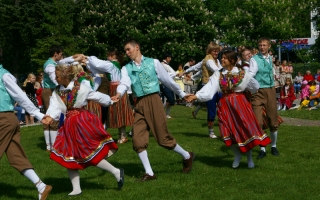 Rahvatants Rüütli platsil_ Folk dancing on Rüütli square