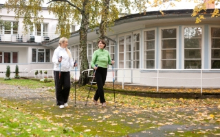 Kepikõnd õueaias_ Nordic Walking in the courtyard