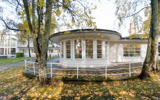 Vaade ovaalsaalile õueaiast_View to the Oval Hall from the courtyard